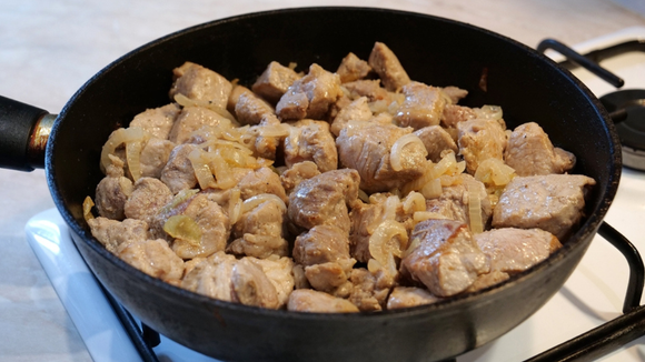 “É exatamente por isso que ela fica dura e seca”: chef profissional revela erro comum ao colocar a carne na panela e TudoGostoso explica
