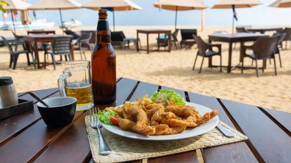 Atenção! Esses são os alimentos que você deve evitar se for comer na praia, petisco queridinho pode oferecer riscos à saúde