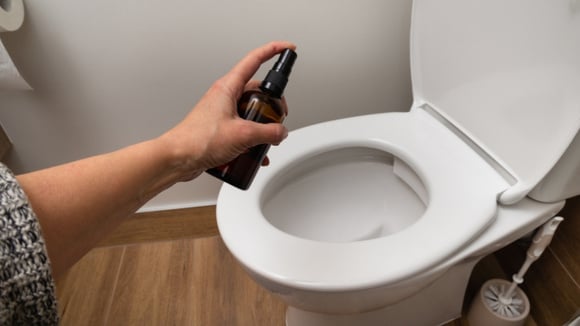 Nada de sprays caros: esse truque elimina em segundos o cheiro ruim no banheiro depois que alguém faz o número dois