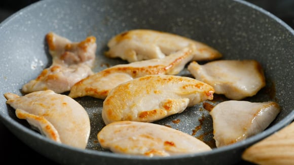 Adicionar vinagre à frigideira ao fritar peito de frango: para que serve e por que é recomendado