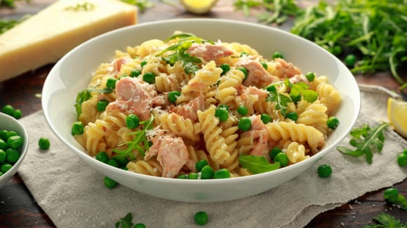 A salada de macarrão é cheia de sabor e muito versátil. (Créditos: TudoGostoso)