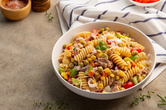 Salada de macarrão crocante como você nunca viu: receita rápida para uma refeição completa e deliciosa