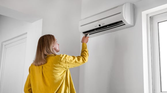 O ar-condicionado é um dos eletrodomésticos que mais consomem energia, mas dá para contornar esse inconveniente com algumas ações (Créditos: Shutterstock)