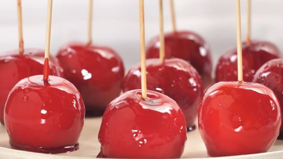 O segredo da maçã do amor perfeita não está na fruta nem na cor vermelha: truque simples deixa a calda igual a um vidro espelhado