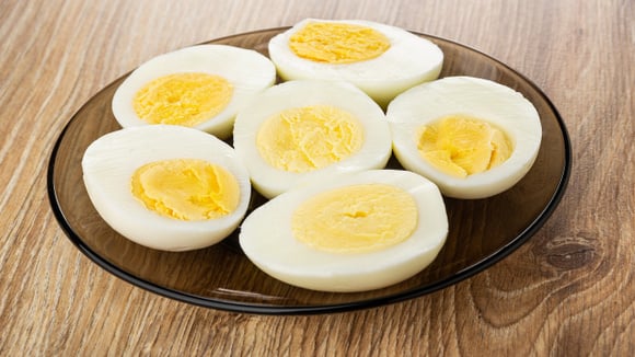 Sem água, nem panela: o jeito mais prático de fazer ovo cozido que quase ninguém usa