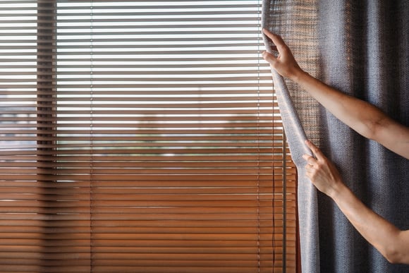 Pare de usar cortinas no quarto: 5 alternativas elegantes, originais e modernas para vestir suas janelas