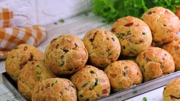 Broa de fubá temperada é a receita prática e diferente para deixar o lanche da tarde mais saboroso