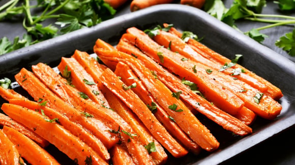 Veja dicas de como fazer uma deliciosa cenoura no forno (Créditos: Shutterstock)