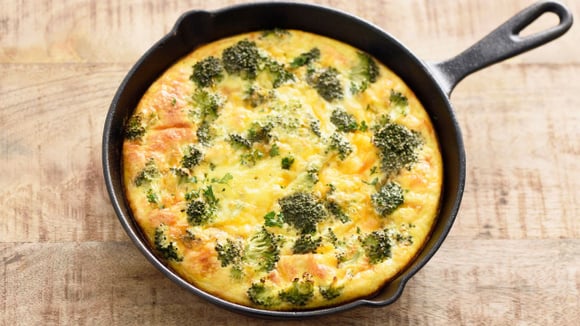 Omelete de batata, abóbora e brócolis feita no forno (Créditos: Canva)