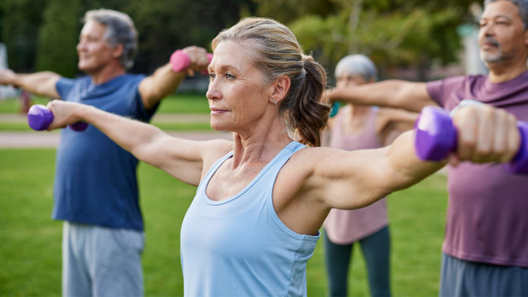 Fazer exercícios em casa ou em outros ambientes é uma possibilidade para quem não gosta ou não tem acesso à academia (Créditos: Shutterstock)