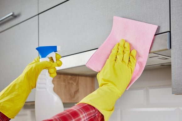 Adeus gordura nos armários da cozinha: esse truque com bicarbonato de sódio funciona mesmo