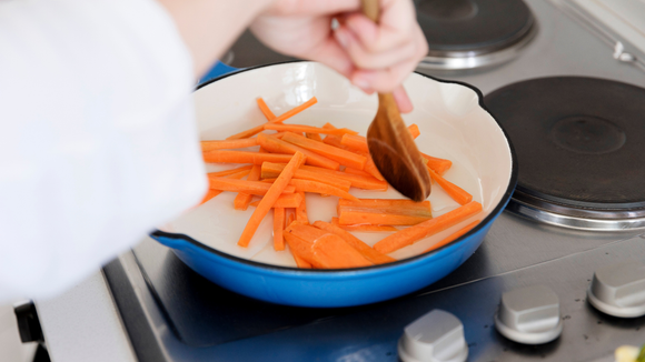 Você sabia que existe um tipo de panela que ajuda a não queimar a comida? Te contamos o segredo!