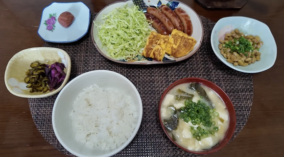 Nem dieta restritiva, nem alimentos exóticos: o que uma vovó japonesa de 100 anos come todos os dias para manter a vitalidade