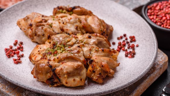 Agora só faço sobrecoxa de frango desse jeito: aprendi com um chef a retirar o osso e a esticá-la para ficar mais suculenta