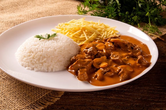 Estrogonofe de coxão duro com arroz branco e batata frita (Créditos: Shutterstock)