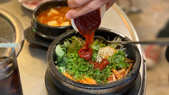 A gochujang pode ser usada em tudo quanto é tipo de prato, de sopa e macarrão a sanduíches (Créditos: Shutterstock)