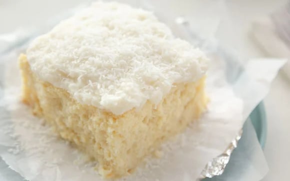 O bolo de coco tem um toque de frecor e de doce de vó (Créditos: Shutterstock)