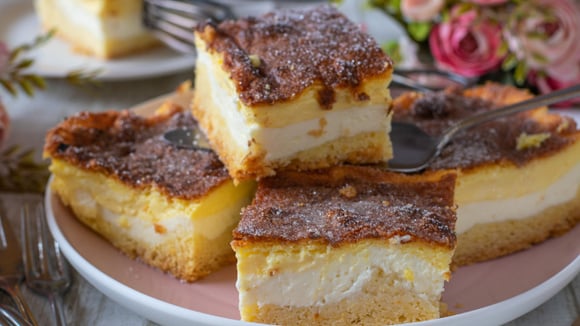 Cremoso, fácil e com três camadas deliciosas: aprenda a fazer um bolo alemão perfeito para o lanche da tarde