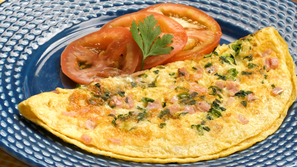 O omelete rápido é perfeito pra você que não tem muito tempo pro café da manhã (Créditos: TudoGostoso)