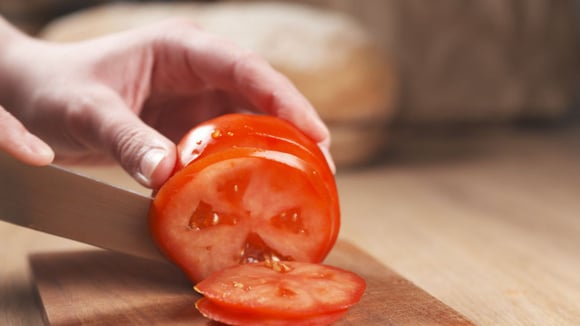Comer tomate todos os dias: entenda os benefícios e até que ponto é recomendável comer o fruto diariamente