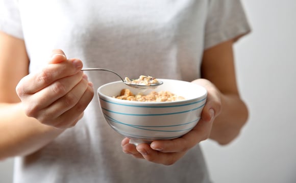 Nutricionista renomada explica por que a aveia é o melhor alimento para reduzir o colesterol se consumido nessa quantidade