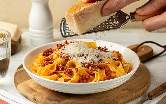 Não se prenda ao parmesão: a alternativa ideal para usar no macarrão e ter um sabor delicioso de queijo