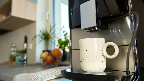 Efeito cafeteria em casa! Cafeteira Espresso Mondial Dolce Crema prepara cafés em pó e cápsulas e está com 24% de desconto