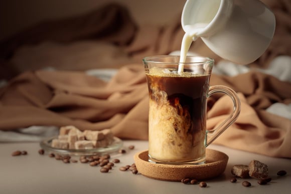 O que acontece quando você mistura café com leite segundo a química dos alimentos