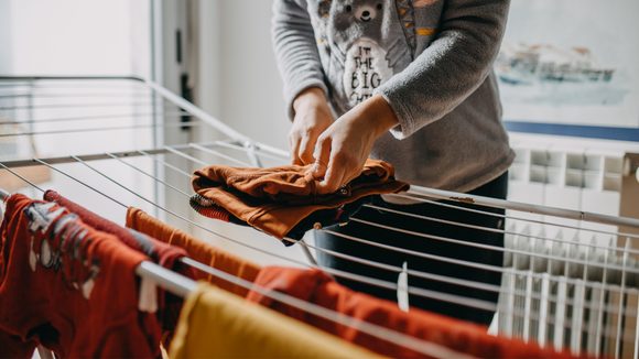 O truque simples para secar roupas mais rápido dentro de casa envolve um item que você usa todos os dias: TudoGostoso explica