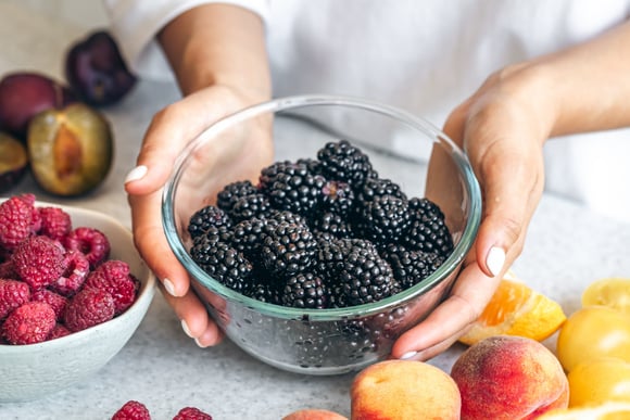 Veja por que mulheres na menopausa devem comer amora (e beber o chá com as folhas da fruta), segundo essa nutricionista