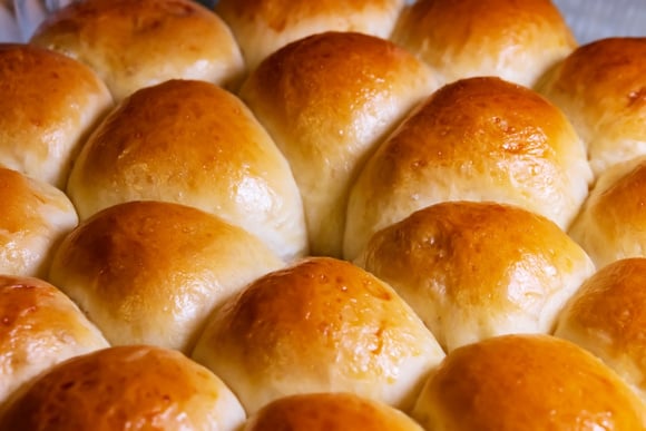 Pão sem farinha com apenas três ingredientes e em menos de 15 minutos: rápido e fácil