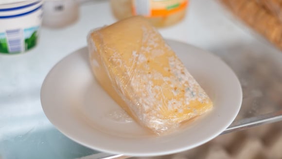 Queijos curados ou de massa mais dura dificultam a disseminação dos fungos e podem ser aproveitados após o descarte do bolor (Créditos: Shutterstock)