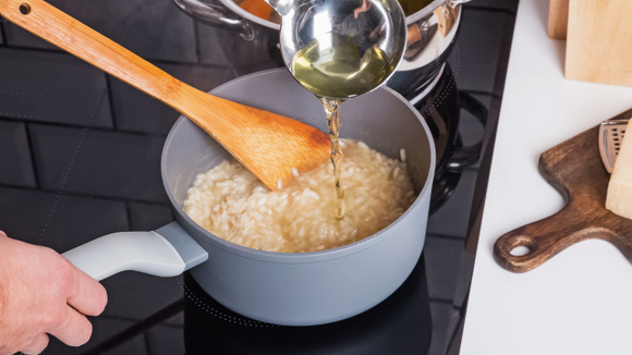 Os chefs valencianos concordam: "O melhor arroz não é feito apenas com água, é preciso adicionar 1,8 litros de caldo"