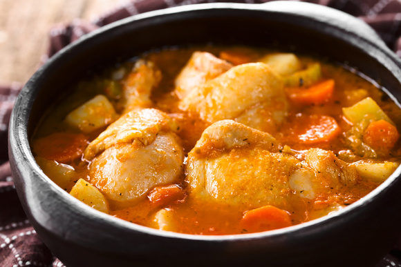 Coxa e sobrecoxa de frango feita na panela (Créditos: Shutterstock)