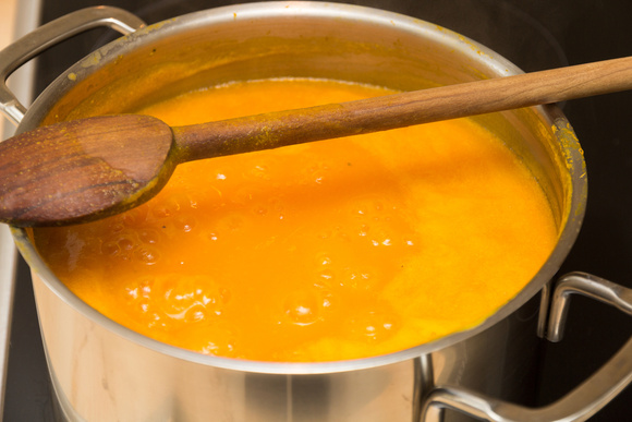 Você usou colher de pau ERRADO a vida toda! Descubra por que o utensílio não é indicado na hora de cozinhar