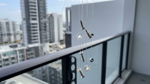 Para que serve pendurar parafusos com fios na varanda? Truque simples ajuda a resolver problema comum sem precisar chamar um profissional