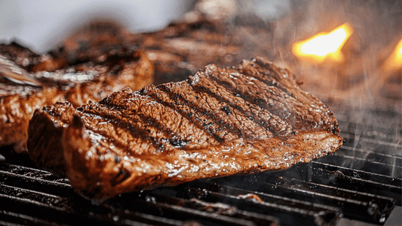 Uma churrasqueira na temperatura certa faz toda a diferença no resultado da carne (Foto: Canva)