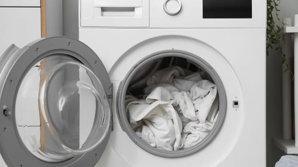 Encher a máquina e exagerar na quantidade de sabão são ações que podem atrapalhar a lavagem adequada das roupas (Créditos: Shuttestock)