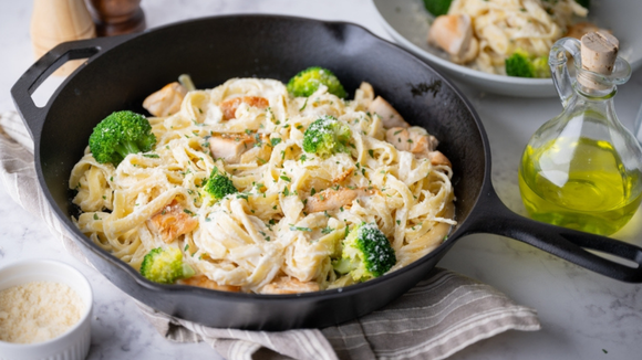 Surpreenda no Dia das Mães com esse macarrão cremoso de frango com brócolis: é delicioso e fica pronto rapidinho!