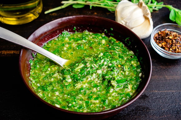 Os cozinheiros concordam: "Para deixar o chimichurri mais saboroso, não adicione mais vinagre, mas sim uma pitada de pimenta malagueta moída."