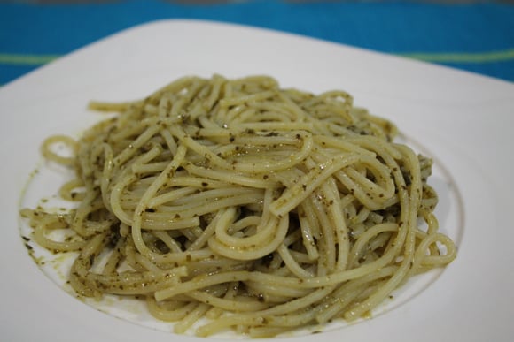 O pesto de manjericão é a estrela desse prato (Créditos: TudoGostoso)