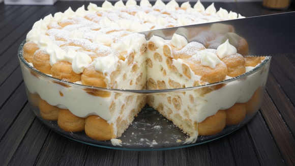 Nem bolo, nem pudim: agora só faço essa torta com camadas crocantes, chocolate branco e muito creme