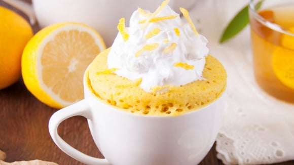 O melhor bolo de limão na caneca fica pronto em menos de 5 minutos (sem glúten e sem açúcar!)