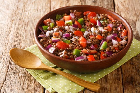 Salada de lentilha é o prato fresquinho que você procura pra ter muita fartura em 2024 sem morrer de calor na virada do ano
