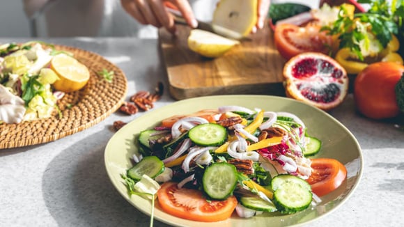 7 ingredientes que transformam qualquer salada simples em um prato de restaurante