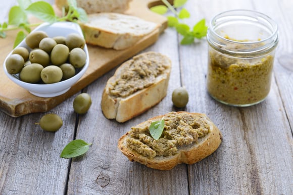 O patê de azeitona é simples, delicioso e cheio de sabor. (Créditos: TudoGostoso)