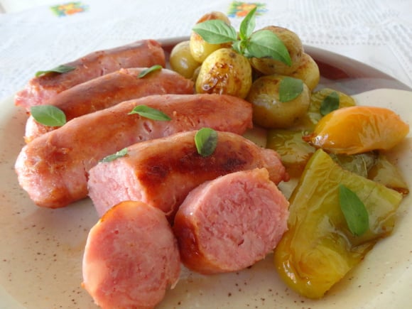 Já dissemos que amamos receitas de forno? Agora é a vez da linguiça toscana com batata (Créditos: Tamires Vicentin/TudoGostoso)