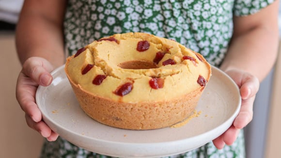 O bolo de fubá tradicional fica pra trás quando eu chego com o bolo de fubá com goiabada do TudoGostoso na Festa Junina