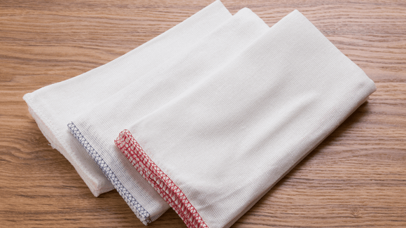 Separar utensílios por função é um jeito prático de evitar contaminação cruzada em casa. (Foto: Canva)