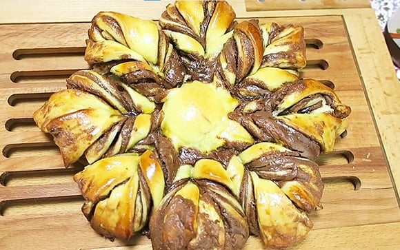 Essa é a melhor receita de pão caseiro para iniciantes: massa fácil e recheio de chocolate que derrete na boca